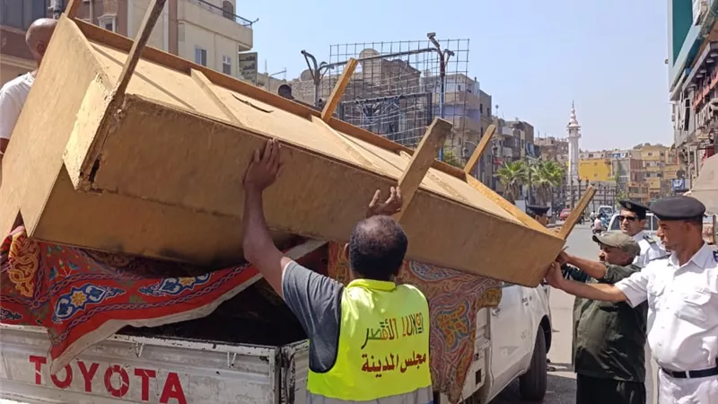 9 محاضر إشغال طريق فى حملة لرفع الإشغالات بحى وسط الأقصر