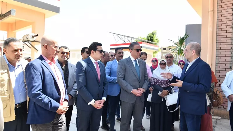 محافظ الفيوم يتفقد محطة توليد الكهرباء من الطاقة الشمسية