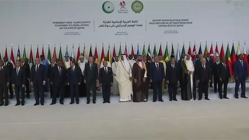 صورة تذكارية لزعماء وقادة الدول العربية والإسلامية المشاركة في قمة الدوحة
