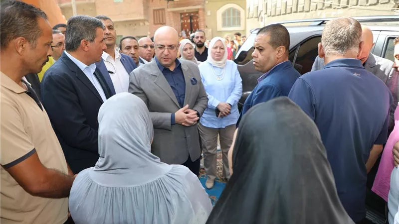 محافظ بني سويف يلتقي أهالي قرية الزيتون فى جولته بمركز ناصر