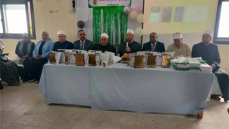 رواق الإسكندرية يكرم دارسيه الخاتمين للقرآن الكريم