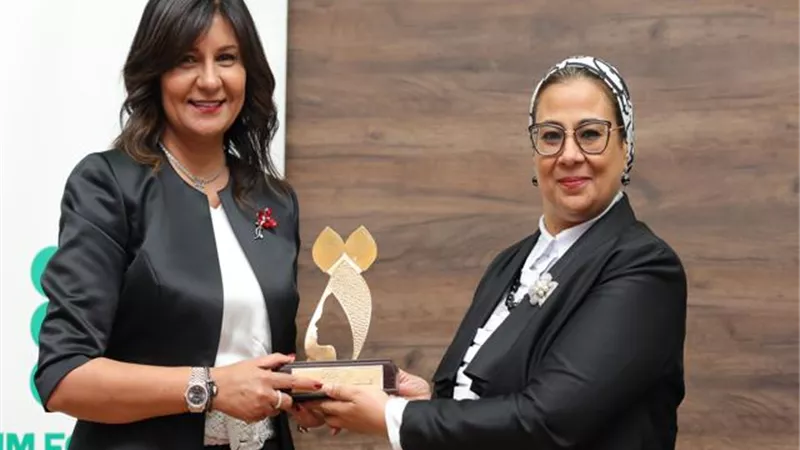 رئيسة القومي للمرأة تهدي السفيرة نبيلة مكرم درع 