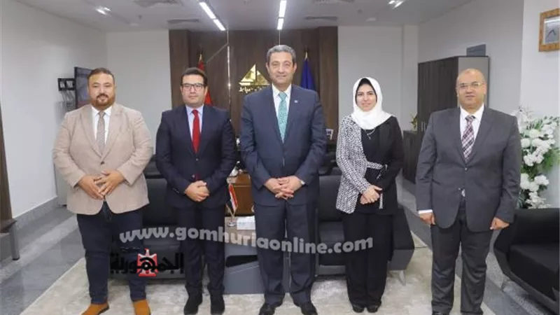 محافظ دمياط يتسلم درع إتحاد المصارعة تقديرا لجهوده لإنجاح البطولة