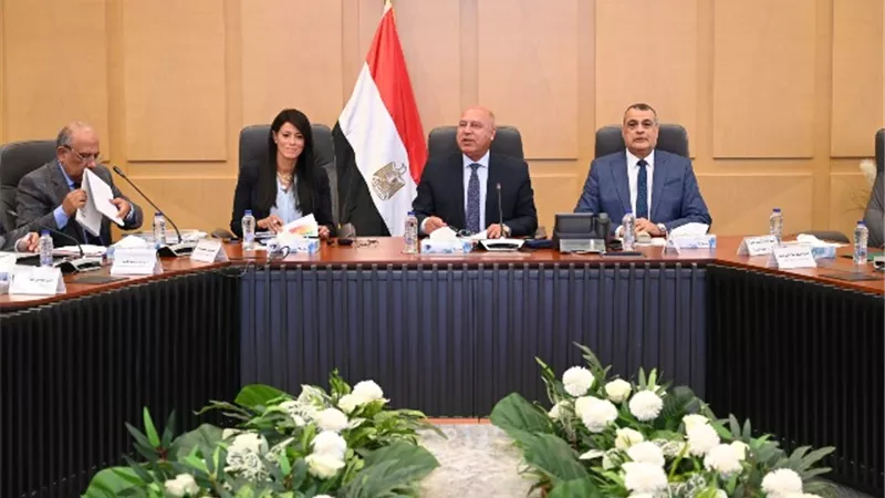 السوق يحتاج للمسطحات الساخنة وخام البيليت.. والحكومة تتدخل لسد الفجوات