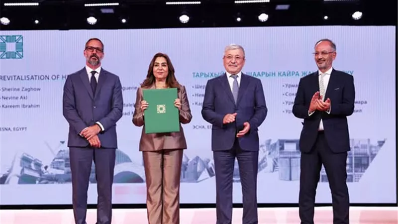 وزيرة التنمية المحلية ومحافظ الأقصر يتسلمان جائزة الآغا خان العالمية
