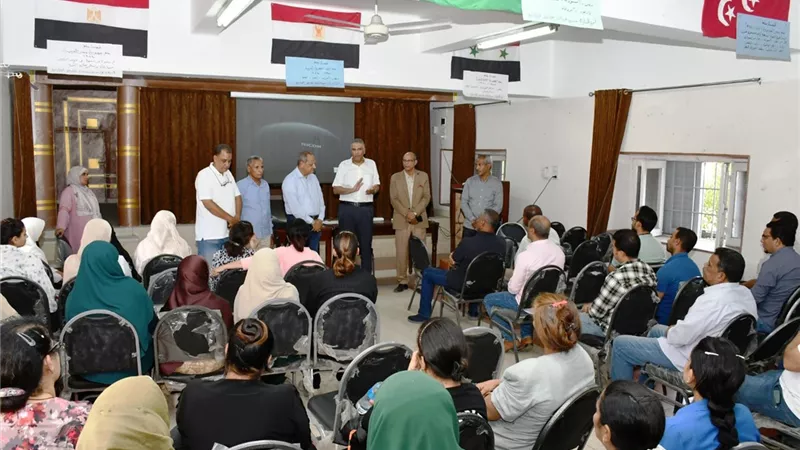 محافظ أسوان يتفقد عدداً من مدارس كوم أمبو