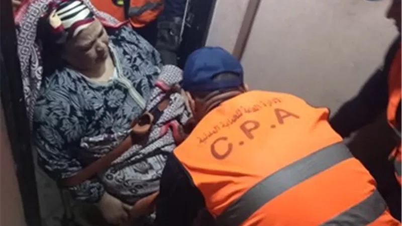 لفتة إنسانية .. أمن البحيرة ينقل 