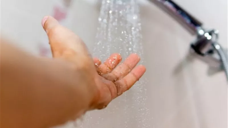 نصائح هامة للحفاظ على بشرتك دون المبالغة في الاستحمام