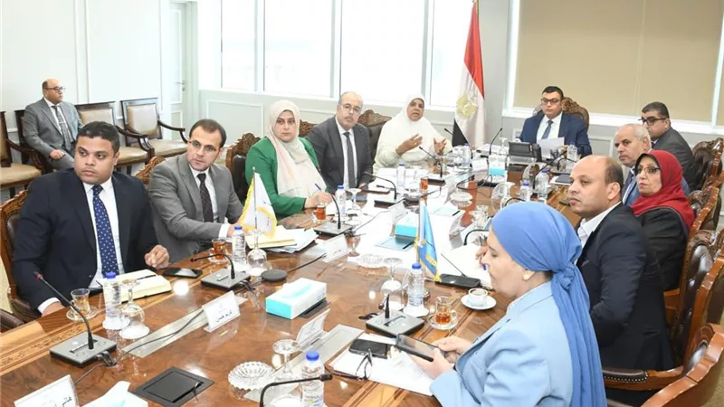 وزير الإسكان يتابع الضوابط الخاصة بالإعلانات على الطرق العامة