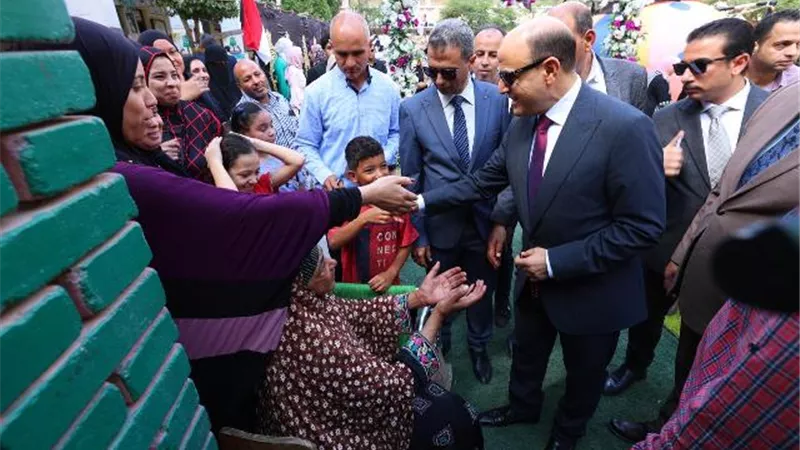 عبد المعطى يلتقي بالمواطنين خلال جولته بعدد من شوارع كفرالشيخ