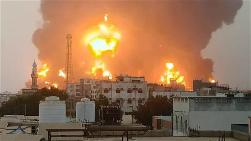 انفجارات ضخمة فى ميناء الحديدة اليمنى بعد تهديد إسرائيل بقصفه
