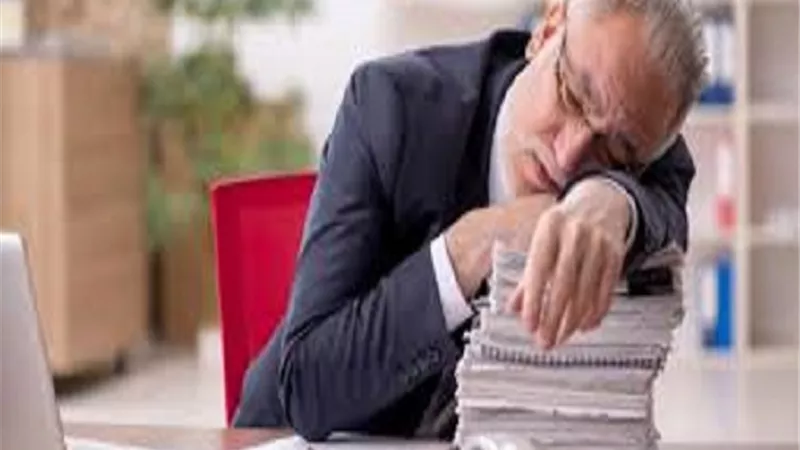 لماذا نشعر بالحاجة للنعاس.. نهارًا ؟؟ .. فيديو