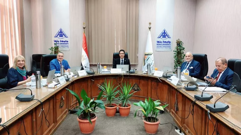 رئيس جامعة بنها يترأس لجنة اختيار عميد كلية الحقوق