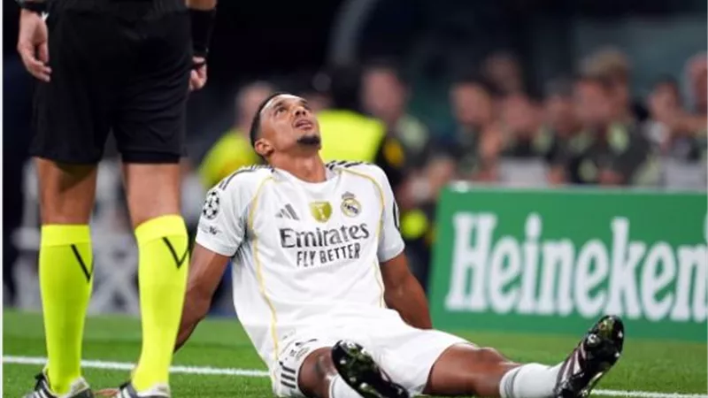 ضربة موجعة..أرنولد يغادر مباراة ريال مدريد ومارسيليا مصاباً