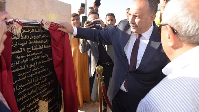 محافظ أسيوط يشارك في وضع حجر الأساس لأول مجمع سكني مشترك
