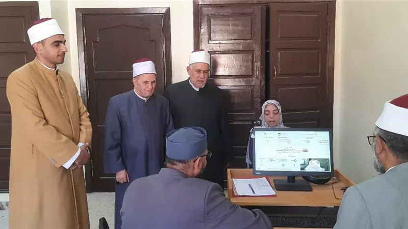 رئيس لجنة مراجعة المصحف يتفقد مسابقة 