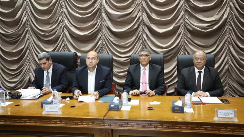 محافظ الجيزة يبحث مع مستثمري المناطق الصناعية الحلول البنكية