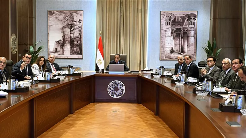 رئيس الوزراء يتابع تنفيذ ضوابط ومعايير الإعلانات على الطرق العامة