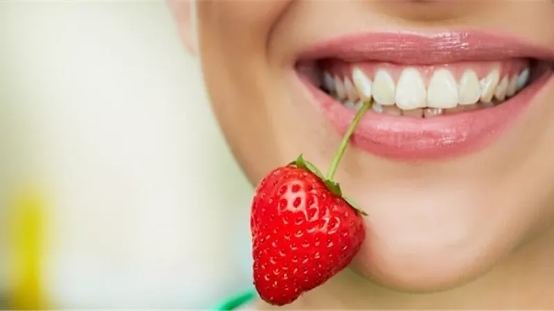 هل تعمل الفراولة على تبييض الأسنان؟