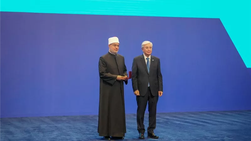 رئيس كازاخستان يكرم مفتي الجمهورية ويمنحه وسام الشرف