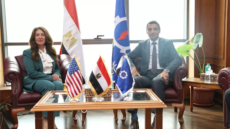 محافظ السويس يستقبل السفيرة الأمريكية بالقاهرة