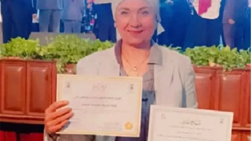 جامعة القاهرة تكرم د. جيهان عزام عميد كلية الطفولة المبكرة في احتفالية يوم الوفاء
