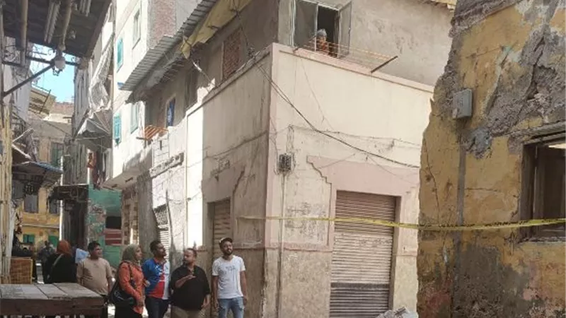 إزالة الخطوره الداهمه بالعقاريين بكرموز غرب الاسكندرية
