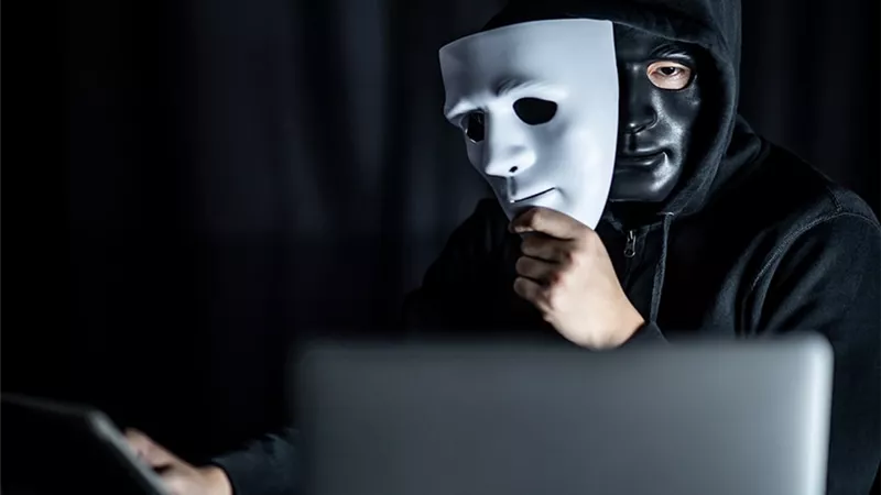 انتحال الرجال هوية النساء على 