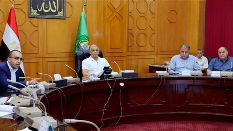 محافظ الإسماعيلية يستعرض ملفات التقنين والتصالح
