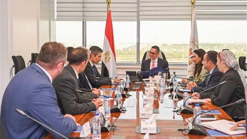 وزير الاستثمار يبحث تعزيز توجه الدولة نحو الاقتصاد الأخضر