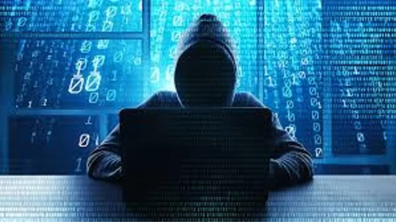 حكم اختراق الصفحات الخاصة وابتزاز أصحابها