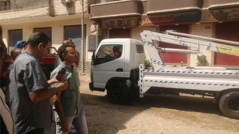هدم عقار آيل للسقوط بمنطقة حوض الـ18 بالأقصر