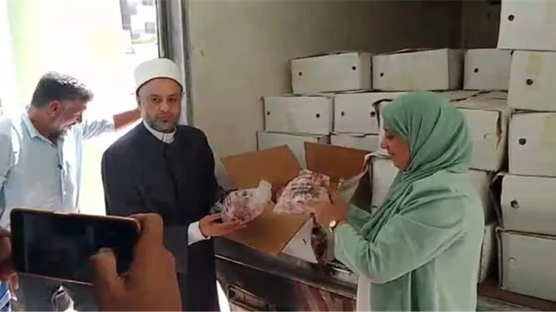 طن من لحوم صك الإطعام هدية الأوقاف للأُسر المستحقة بالإسماعيلية