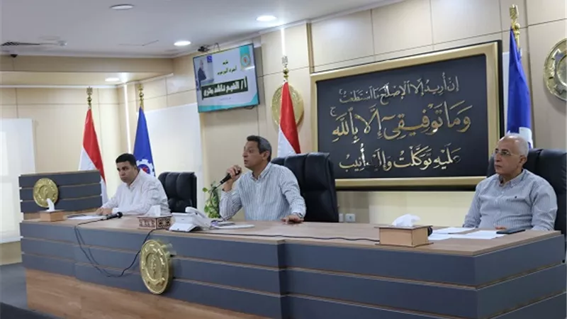 إستعراض عدد من الملفات في لقاء محافظ السويس والقيادات التنفيذية