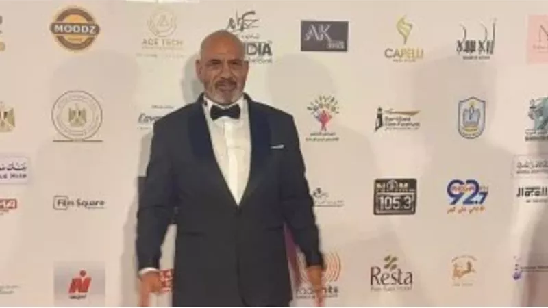 محمد لطفي يخطف الأنظار على السجادة الحمراء لمهرجان بورسعيد