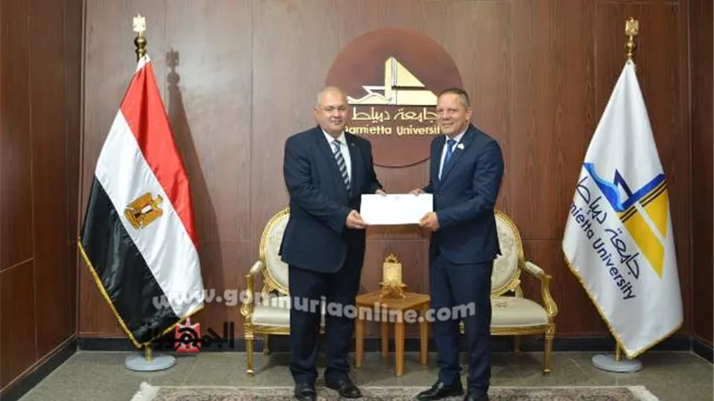 رئيس جامعة دمياط يهنئ عميد كلية التجارة