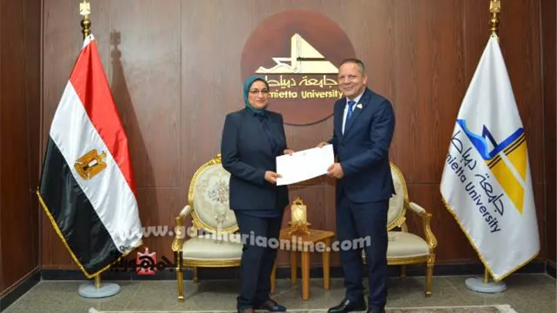 رئيس جامعة دمياط يهنئ عميدة كلية الفنون التطبيقية