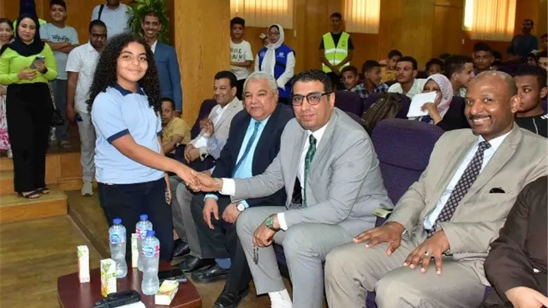 نائب محافظ الأقصر يشهد توزيع 100 شنطة مدرسية لذوى الهمم