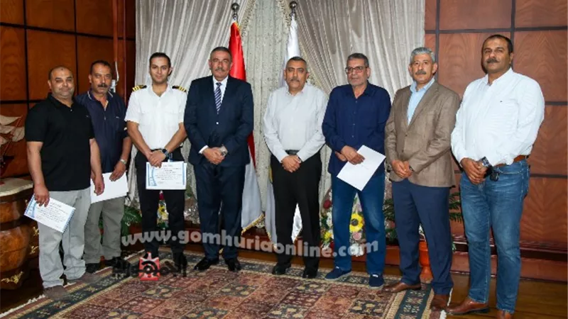 رئيس هيئة ميناء دمياط يكرم العاملين المتميزين