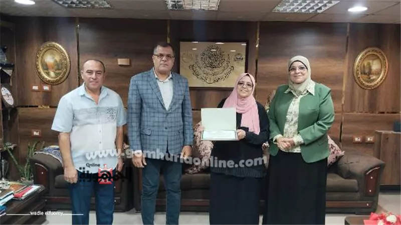 مدير تعليم دمياط يُكرم مديرة التخطيط والمتابعة