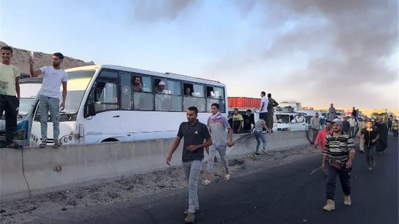 اصطدام سيارة مواد بترولية بسيارتين أخريين بالطريق الإقليمي
