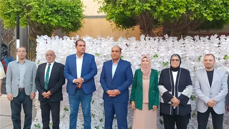 رئيس مدينة دسوق يشارك تلاميذ المغربى طابور الصباح وتحية العلم
