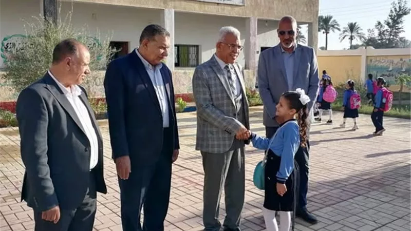 مدير تعليم الإسماعيلية يشارك الطلاب طابور الصباح في أول يوم دراسة