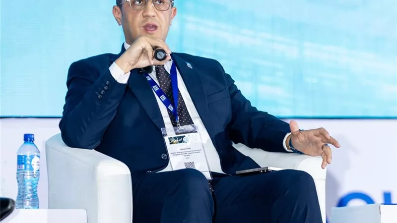 عرب يستعرض خطة تطوير المطارات المصرية توافقا مع رؤية 2030