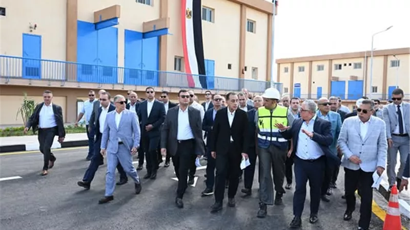 رئيس الوزراء يفتتح محطة ومأخذ المياه بالقنطرة غرب الصناعية