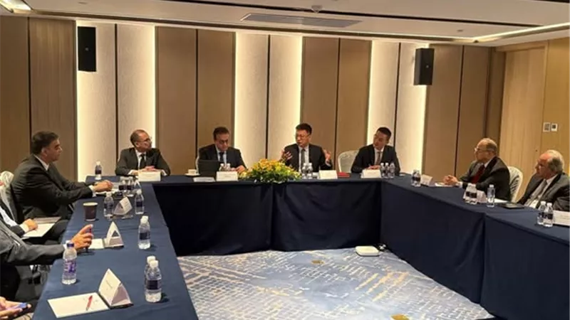 نائب رئيس الوزراء وزير الصحة يبحث مع مسئولي هواوي التعاون في التكنولوجيا الطبية