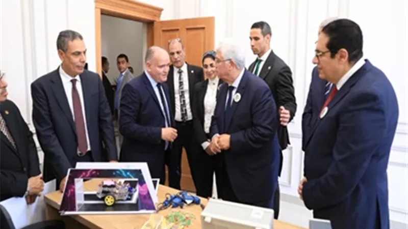 وزيرالتعليم العالي يبدأ العام الجامعي بتفقد جامعة القاهرة الأهلية