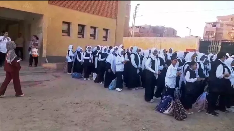 محافظ أسوان يتابع إنطلاق العام الدراسى الجديد