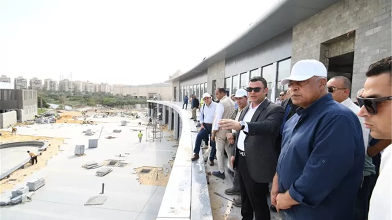 وزير الإسكان يتفقد مكونات مشروع حدائق 