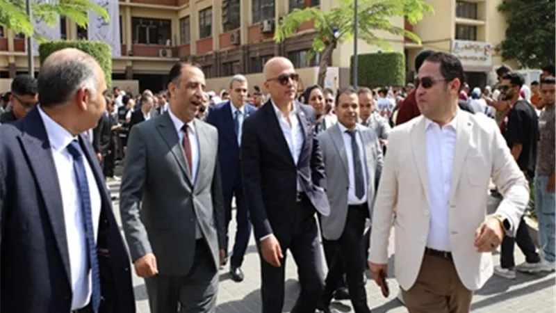 رئيس جامعة عين شمس يشهد تحية العلم في مهرجان استقبال العام الجديد